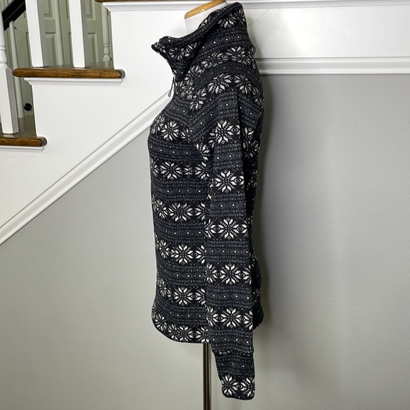 Obermeyer Brandi Long Sleeve Fleece Pullover Top in Black Snowflake - Picture 3 of 8